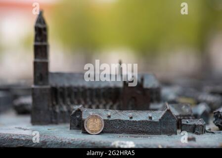 Germania, Sassonia-Anhalt, Magdeburgo, moneta da due euro con la Cattedrale di Magdeburgo appoggiata su un modello della Cattedrale di Magdeburgo. Foto Stock