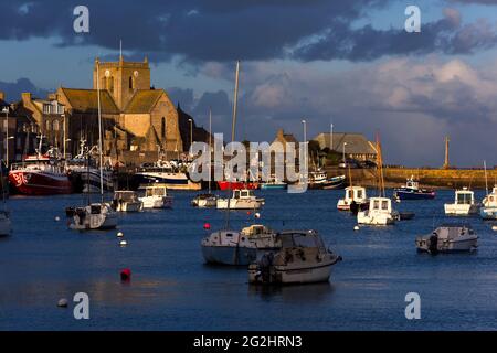 Porto di Barfleur, vista della chiesa di Saint Nicolas, luce serale, Francia, Normandia, Dipartimento Manica Foto Stock