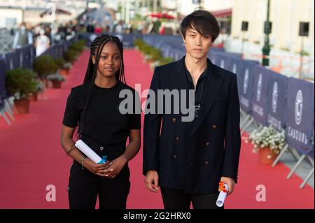 Guang Huo e Fathia Youssouf hanno vinto il premio Premier Rendez-Vous durante i vincitori Red Carpet, nell'ambito del 35esimo Festival del Cinema di Cabourg, in Francia, il 11 giugno 2021. Foto di Aurore Marechal/ABACAPRESS.COM Foto Stock