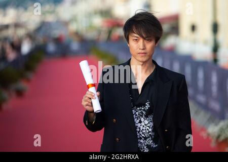 Guang Huo si è aggiudicato il premio Premier Rendez-Vous durante il Red Carpet dei vincitori, nell'ambito del 35° Festival del Cinema di Cabourg, in Francia, il 11 giugno 2021. Foto di Aurore Marechal/ABACAPRESS.COM Foto Stock