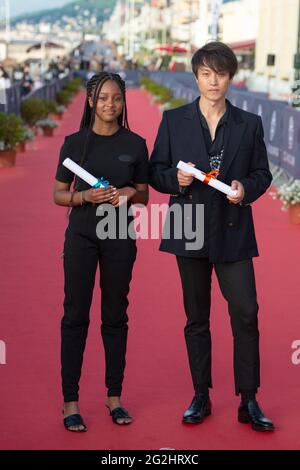 Guang Huo e Fathia Youssouf hanno vinto il premio Premier Rendez-Vous durante i vincitori Red Carpet, nell'ambito del 35esimo Festival del Cinema di Cabourg, in Francia, il 11 giugno 2021. Foto di Aurore Marechal/ABACAPRESS.COM Foto Stock