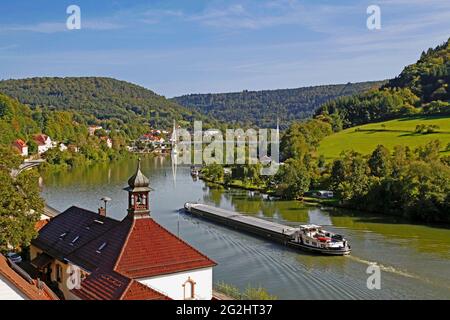 Municipio, Neckar, nave da carico, vista dal Castello di Zwingenberg, Zwingenberg, Baden-Wuerttemberg, Germania Foto Stock