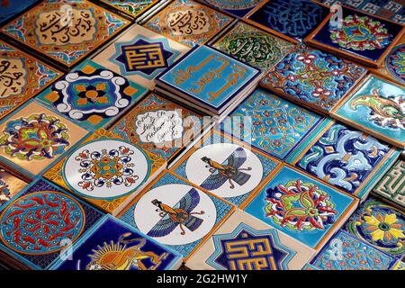 Piastrelle dipinte a mano nel Grand Bazaar, Patrimonio dell'Umanità dell'UNESCO, Iran Foto Stock