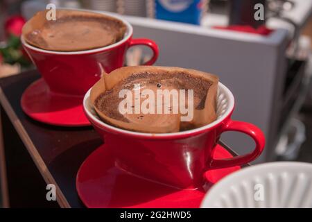 Caffè caldo appena preparato nel filtro del caffè. Foto Stock