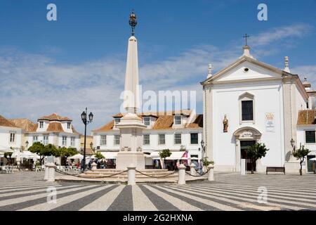 Vila Real de Santo Antonio, città, Praca Marques de Pombal, obelisco, Igreja de Santo Antonio, Chiesa cattolica Foto Stock