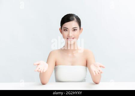 Eccitato giovane donna che celling cosmetici in internet Foto Stock