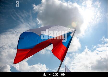 Tambov, Russia. 10 Giugno 2021. La Bandiera della Federazione Russa viene innalzata durante un rally a Tambov.il 10 giugno, i giovani hanno tenuto un solenne rally in celebrazione della Giornata della Russia prima della festa che si celebra ogni 12 giugno. Credit: SOPA Images Limited/Alamy Live News Foto Stock