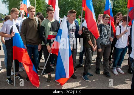 Tambov, Russia. 10 Giugno 2021. I giovani detengono bandiere della Federazione Russa durante un rally a Tambov.il 10 giugno, i giovani hanno tenuto un solenne rally in celebrazione della Giornata della Russia prima della festa che si celebra ogni 12 giugno. Credit: SOPA Images Limited/Alamy Live News Foto Stock