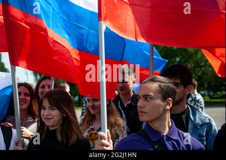 Tambov, Russia. 10 Giugno 2021. I giovani detengono bandiere della Federazione Russa durante un rally a Tambov.il 10 giugno, i giovani hanno tenuto un solenne rally in celebrazione della Giornata della Russia prima della festa che si celebra ogni 12 giugno. Credit: SOPA Images Limited/Alamy Live News Foto Stock