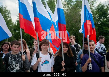 Tambov, Russia. 10 Giugno 2021. I giovani detengono bandiere della Federazione Russa durante un rally a Tambov.il 10 giugno, i giovani hanno tenuto un solenne rally in celebrazione della Giornata della Russia prima della festa che si celebra ogni 12 giugno. Credit: SOPA Images Limited/Alamy Live News Foto Stock