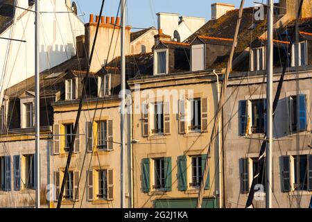 Facciate di case e alberi in barca nel porto di le Palais, luce serale, Belle-Ile-en-Mer, Francia, Bretagna, Reparto Morbihan Foto Stock