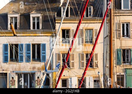 Facciate di case e alberi in barca nel porto di le Palais, Belle-Ile-en-Mer, Francia, Bretagna, dipartimento di Morbihan Foto Stock