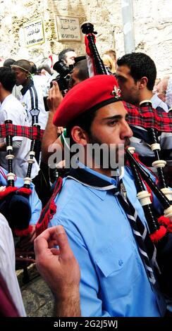 Una processione musicale il sabato prima delle celebrazioni della domenica di Pasqua nel quartiere cristiano della città vecchia di Gerusalemme. Foto Stock