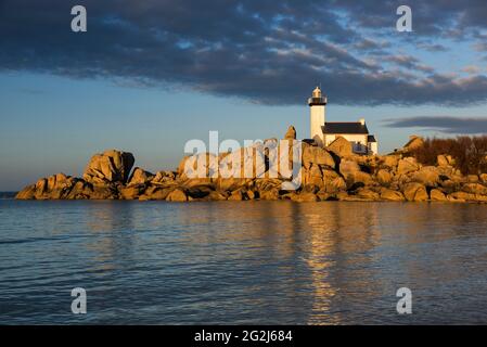 Faro Pontusval, Pointe de Beg Pol, vicino Brignogan-Plage, luce serale, Francia, Bretagna, Dipartimento del Finistère Foto Stock