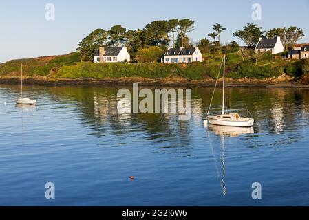 Barche a vela e case di Cosquies al mattino luce, penisola Kermorvan, vista dal porto di le Conquet, Francia, Bretagna, dipartimento Finistère