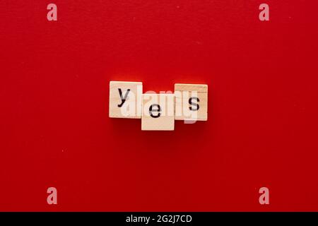 Parola si fatto di lettere di legno su sfondo rosso con spazio di copia Foto Stock