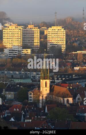 Germania, Baden-Wuerttemberg, Karlsruhe, vista dal Turmberg al quartiere Durlach con gli alti edifici e la cattedrale. Chiesa. Foto Stock