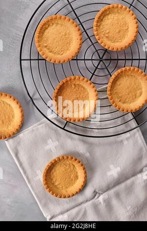 Piccole croste fatte in casa di pasta sfoglia senza ripieno Foto Stock