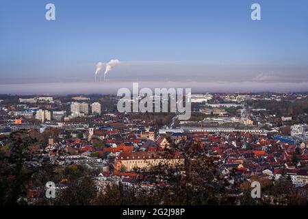 Germania, Baden-Wuerttemberg, Karlsruhe, la banca della nebbia sopra la città. Foto Stock