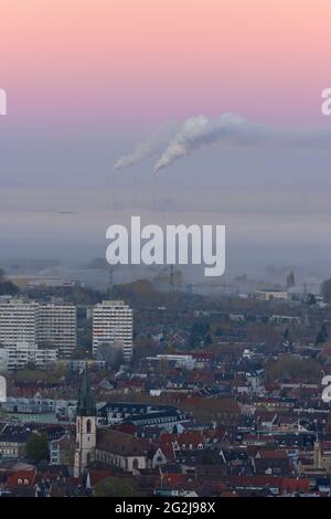 Germania, Baden-Wuerttemberg, Karlsruhe, la banca della nebbia sopra la città. Foto Stock