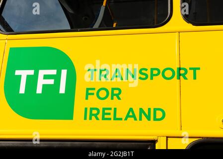 Trasporti pubblici Irlanda. Transport for Ireland logo e testo in giallo su Dublin Bus a Dublino, Irlanda Foto Stock