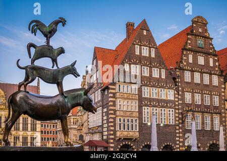 Famosa statua dei musicisti della città nel centro storico di Brema, Germania Foto Stock