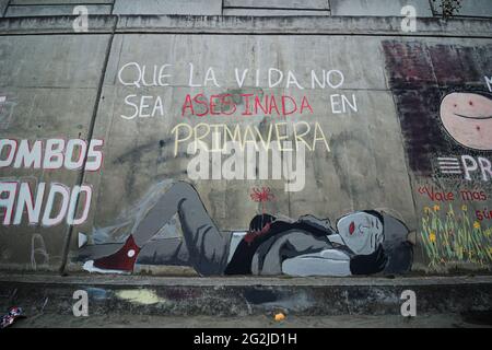 Passo, Colombia. 11 Giugno 2021. Un murale di una donna sul pavimento che recita "la vita non deve essere assassinata durante la primavera", mentre gli artisti dipingono le assassine di Pato, Narino, Colombia, admistano proteste contro il governo. Il 11 giugno 2021. Credit: Long Visual Press/Alamy Live News Foto Stock