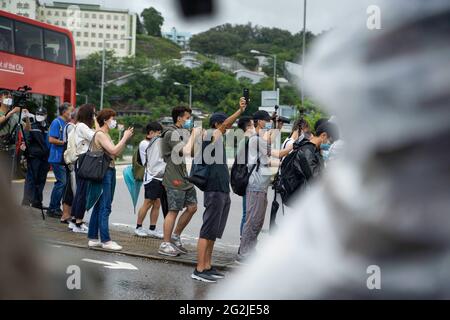 Hong Kong, Cina. 12 giugno 2021. I sostenitori dell'attivista pro-democrazia Agnes Chow vedevano in attesa del suo rilascio dalla prigione al di fuori dell'istituzione correttista Tai Lam. (Foto di Geovien SO/SOPA Images/Sipa USA) Credit: Sipa USA/Alamy Live News Foto Stock