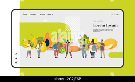 mix razza persone che tengono diversi frutti tropicali sano eco stile di vita vegan concetto di cibo uomini donne gruppo in piedi insieme a lunghezza intera copia spazio Illustrazione Vettoriale
