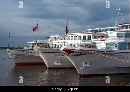 Mosca, Russia - 06 giugno 2021: Barche fluviali sulla banchina. Nave da crociera sul fiume Volga. Tre navi da crociera fluviali sono parcheggiate Foto Stock