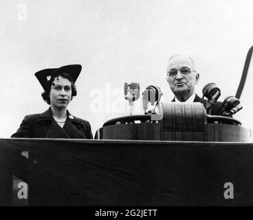 File photo datato 04/11/51 della Regina Elisabetta II e dell'allora presidente degli Stati Uniti Harry Truman su Washington D.C. Data di emissione: Sabato 12 giugno 2021. Foto Stock