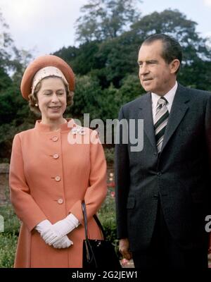 File foto datata 03/10/70 della regina Elisabetta II con l'allora presidente degli Stati Uniti Richard Nixon a Chequers nel Buckinghamshire. Data di emissione: Sabato 12 giugno 2021. Foto Stock