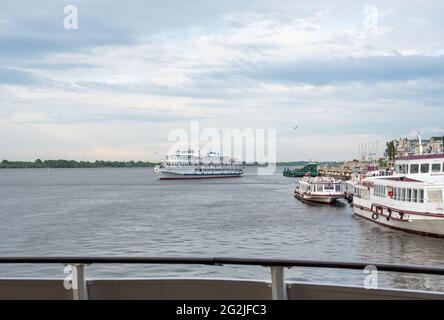 Mosca, Russia - 06 giugno 2021: Barche fluviali sulla banchina. Nave da crociera sul fiume Volga. Tipo popolare di vacanza - crociere sul fiume Foto Stock