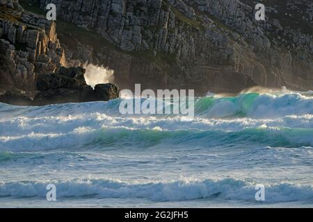 Le onde alte rotolano sulla spiaggia Pen Hat a Camaret, Presqu´Ile de Crozon, Francia, Bretagna, dipartimento di Finistère Foto Stock