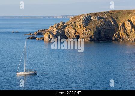 Costa rocciosa alla Pointe de Brezellec nella luce della sera, vicino a Cleden-Cap-Sizun, Francia, Bretagna, Finistère, Tappo Sizun Foto Stock