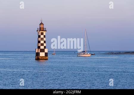 Faro la Perdrix alla luce della sera, Île-Tudy vicino a Pont l´Abbé nel sud Finistère, Francia, Bretagna, dipartimento del Finistère Foto Stock