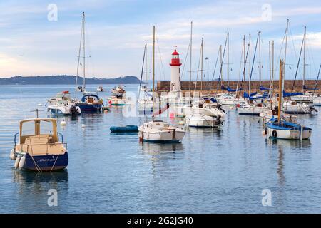 Barche a vela e faro nel porto di Erquy, Francia, Bretagna, Département Côtes-d'Armor Foto Stock