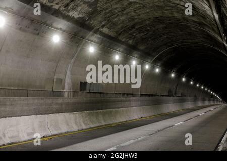 All'interno del tunnel MacArthur di notte Foto Stock