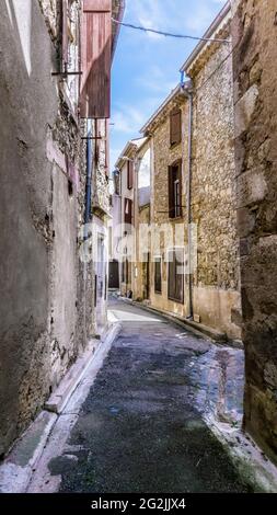 Vicolo villaggio a Saint Chinian in primavera. Foto Stock