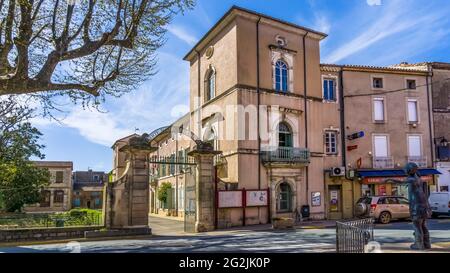 Municipio a Saint Chinian in primavera. Eretto nei secoli XVIII e XIX. Monumento Historique. Foto Stock