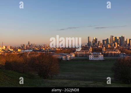 Inghilterra, Londra, Greenwich, vedute dello skyline di Londra e del Canary Wharf Skyline da Greenwich Park Foto Stock