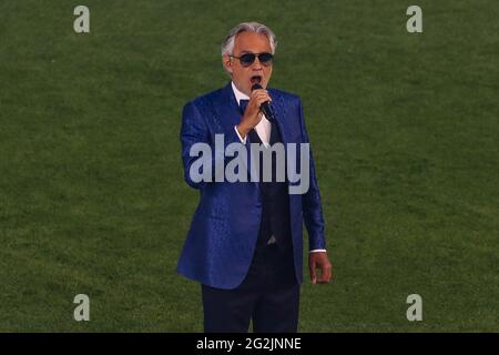 Roma, Italia, 11 giugno 2021. Il tenor italiano Andrea Bocelli si esibisce durante la cerimonia di apertura prima della partita dei Campionati europei UEFA 2020 allo Stadio Olimpico di Roma. Il credito immagine dovrebbe essere: Jonathan Moscrop / Sportimage Credit: Sportimage/Alamy Live News Credit: Sportimage/Alamy Live News Foto Stock