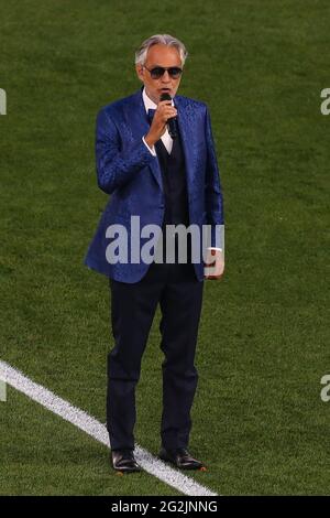 Roma, Italia, 11 giugno 2021. Il tenor italiano Andrea Bocelli si esibisce durante la cerimonia di apertura prima della partita dei Campionati europei UEFA 2020 allo Stadio Olimpico di Roma. Il credito immagine dovrebbe essere: Jonathan Moscrop / Sportimage Credit: Sportimage/Alamy Live News Credit: Sportimage/Alamy Live News Foto Stock