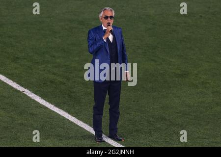 Roma, Italia, 11 giugno 2021. Il tenor italiano Andrea Bocelli si esibisce durante la cerimonia di apertura prima della partita dei Campionati europei UEFA 2020 allo Stadio Olimpico di Roma. Il credito immagine dovrebbe essere: Jonathan Moscrop / Sportimage Credit: Sportimage/Alamy Live News Credit: Sportimage/Alamy Live News Foto Stock