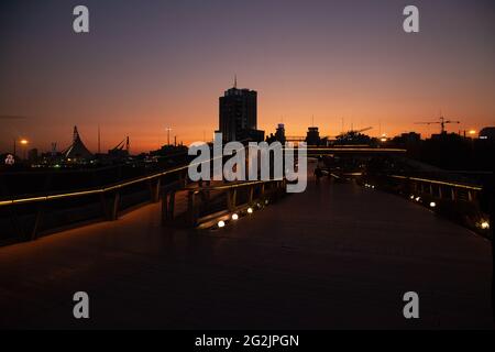 Vista dal ponte Tabiat sulla città di Teheran. Foto Stock