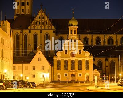 Strada, ciottoli, strada acciottolata, via dello shopping, tram, Fermata dell'autobus, trasporti pubblici locali, edifici Art Nouveau, Art Nouveau, Dawn, notte luna piena, ensemble, ensemble città vecchia Foto Stock