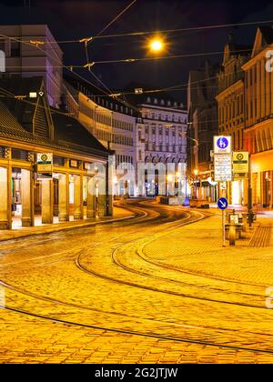 Strada, ciottoli, strada acciottolata, via dello shopping, tram, Fermata dell'autobus, trasporti pubblici locali, edifici Art Nouveau, Art Nouveau, Dawn, notte luna piena, ensemble, ensemble città vecchia Foto Stock