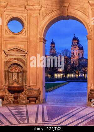 Giardino rinascimentale, parco, alto barocco, capitale dello stato, Città universitaria, giardino di corte, amministrazione del palazzo bavarese, luogo di culto storico, luogo di culto, elencato, monumento, chiesa barocca, Chiesa cattolica, ex corte e collegiata, ordine religioso, ensemble Odeonsplatz, corte e chiesa del monastero, Theatinerorden, luogo di interesse, protezione dei monumenti, alba, umore mattutino, tempio, complesso templare, luogo di interesse storico, arcata arcata, padiglione Foto Stock