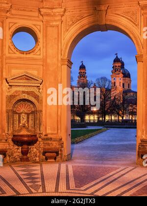 Giardino rinascimentale, parco, alto barocco, capitale dello stato, Città universitaria, giardino di corte, amministrazione del palazzo bavarese, luogo di culto storico, luogo di culto, elencato, monumento, chiesa barocca, Chiesa cattolica, ex corte e collegiata, ordine religioso, ensemble Odeonsplatz, corte e chiesa del monastero, Theatinerorden, luogo di interesse, protezione dei monumenti, alba, umore mattutino, tempio, complesso templare, luogo di interesse storico, arcata arcata, padiglione Foto Stock