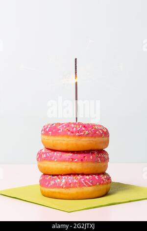 Torta di ciambelle. Minimalismo concetto di vita. Primo piano. Foto Stock